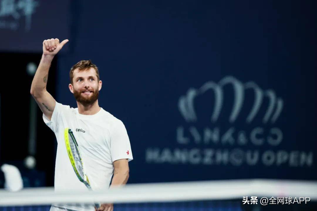 网球惊险逆转取胜,粉丝狂欢不已 网球惊险逆转取胜,粉丝狂欢不已