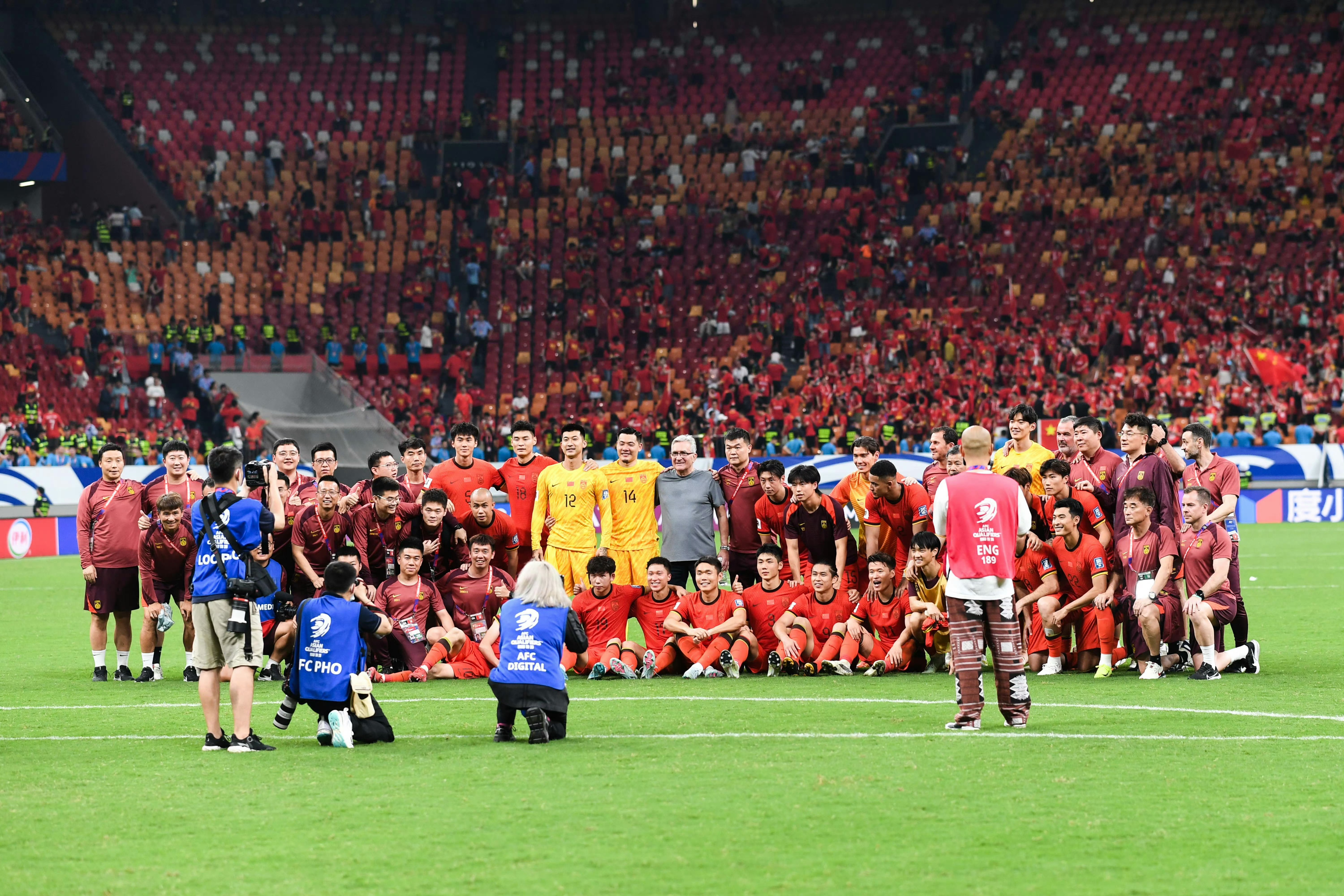 包含场面火爆!足球观众席沸腾不已的词条 包含场面火爆!足球观众席沸腾不已的词条